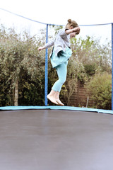 enfant jouant dans le trampoline