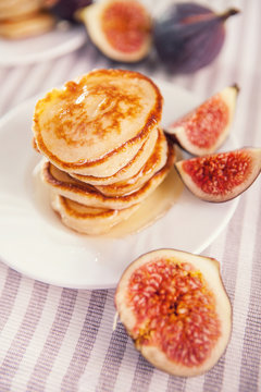 Pancakes with honey and figs