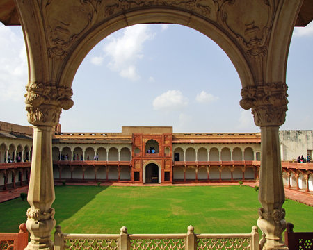 jardin du palais dans le fort d'Agra