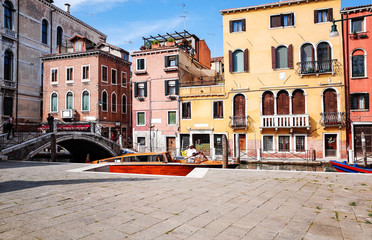 Fototapeta na wymiar Tourists on water street with Gondola in Venice