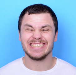 Obraz premium Portrait of man with funny face against blue background