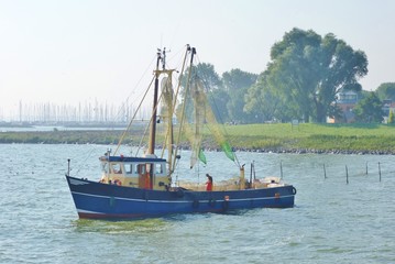 Fototapeta premium Fischkutter bei der Arbeit