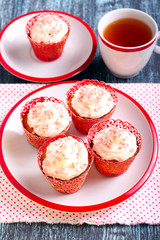 Vanilla frosting cupcakes