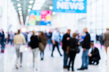 Blurred business people at a trade fair / Verschwommene Geschäftsleute auf einer Messe