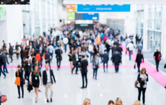 Blurred business people at a trade fair / Verschwommene Gesch&auml;ftsleute auf einer Messe