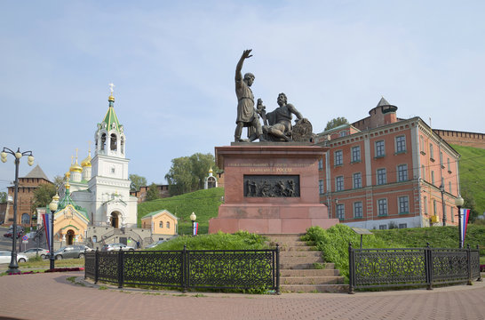 Памятник Минину и Пожарскому на площади Народного единства. Нижний Новгород