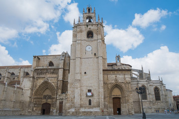 Fototapeta na wymiar Vista de la fachada principal de la catedral de Palencia 