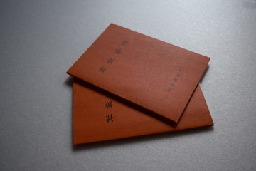 年金手帳／オレンジ色の年金手帳を撮影した「年金イメージ」の写真です。