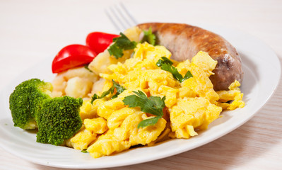 Scrambled egg with sausage and vegetables