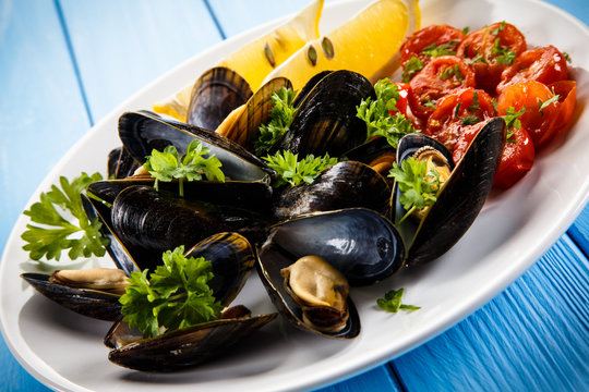 Cooked mussels with lemon and cherry tomatoes