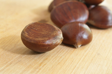 châtaignes sur fond de bois