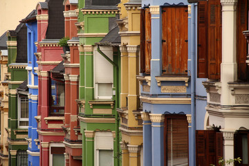 Casas de colores de estilo inglés en un barrio de la ciudad de Bilbao, España