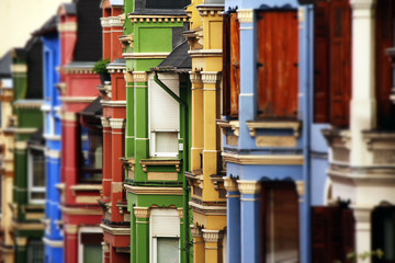 Casas de colores en un barrio de Bilbao