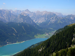 Fototapeta na wymiar Blick vom Rofangebirge auf den Achensee und das Karwendelgebirge, Tirol