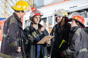 Fototapeta premium Strażak gestykulujący podczas rozmowy z kolegami