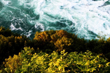Spieniona woda Niagary © axanti