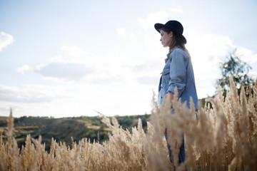 Девушка смотрит в даль 