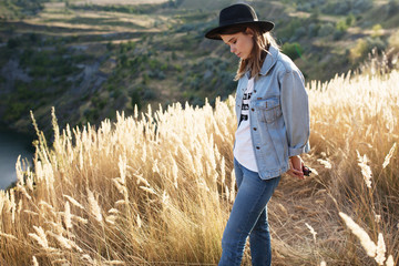 Девушка в поле