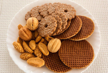 A plate of sweets on the table.