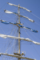 Obraz premium Main mast with sails collected