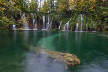 Wasserfälle, Gewässer und Wege im Nationalpark Plitvicer Seen in Kroatien