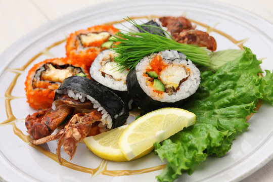 spider roll, maki sushi made of soft shell crab tempura and sushi rice.
