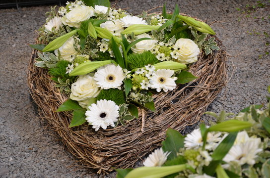 Herz mit wei&szlig;en Rosen, Gerberas und Lilien