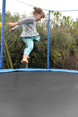 enfant jouant dans le trampoline
