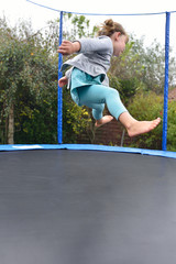 enfant jouant dans le trampoline