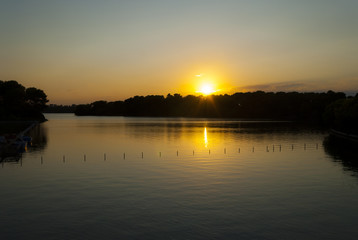Obraz premium Sunset on the Alimini lake