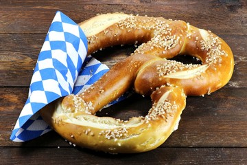 Wiesnbrezn auf rustikalem Holzintergrund