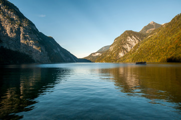 Gebirgssee mit Passagierschiff