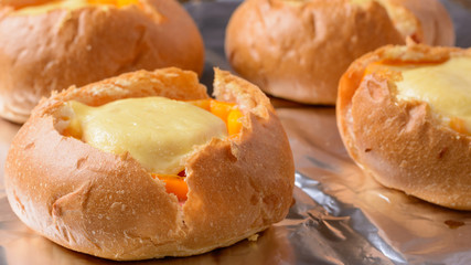 Buns with tomato and cheese