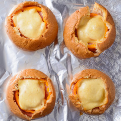 Buns with tomato and cheese