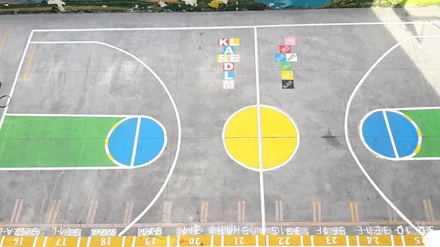 teneff&uuml;ste okul bah&ccedil;esi ve koşturan &ccedil;ocuklar