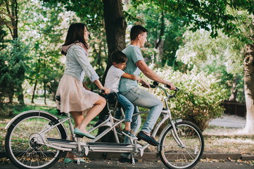 Fototapeta premium family bike tours Double