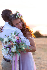 Naklejka premium the bride and groom posing at sunset