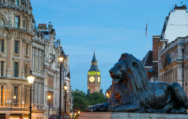 Obraz na płótnie Canvas The Palace of Westminster Big Ben and Trafalgar Square at night,