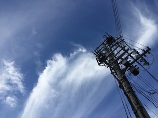 電信柱と空