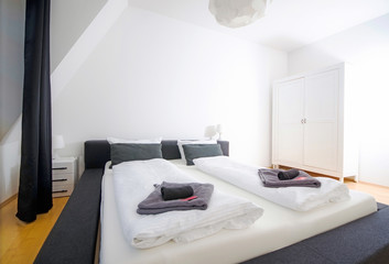 Modernes Schlafzimmer mit Bett