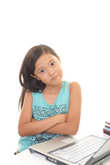 不安そうな表情の女の子