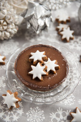 Fototapeta na wymiar Schokoladen Tartelette mit Zimtsternen 