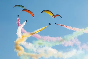 Papier Peint photo Lavable Sports aériens performances en parapente des paramoteurs avec fumée multicolore.