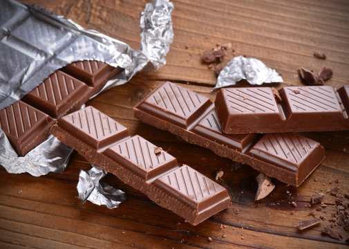 tavoletta di cioccolato avvolta nella carta stagnola
