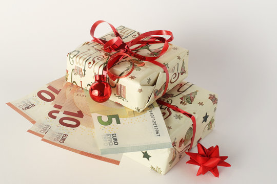 verpackte Weihnachtsgeschenke mit Geld