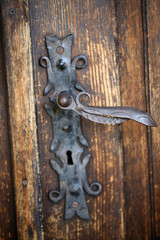Decorative antique door handle on wooden door