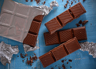 tavoletta di cioccolato avvolta nella carta stagnola