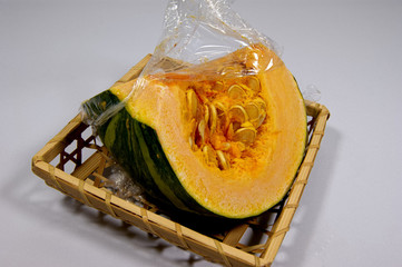 ラップをはがしたところの日本産の秋かぼちゃ