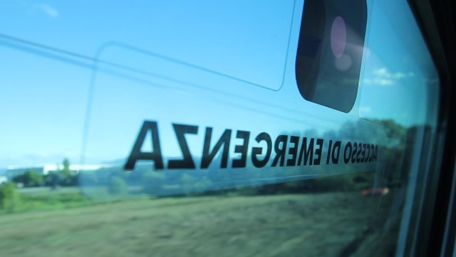 Particolare dell'uscita di emergenza da un finestrino di un treno in movimento