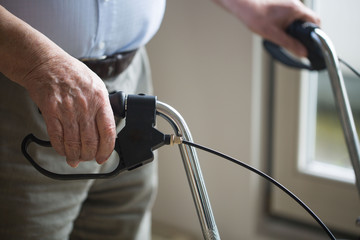 Mann mit Rollator